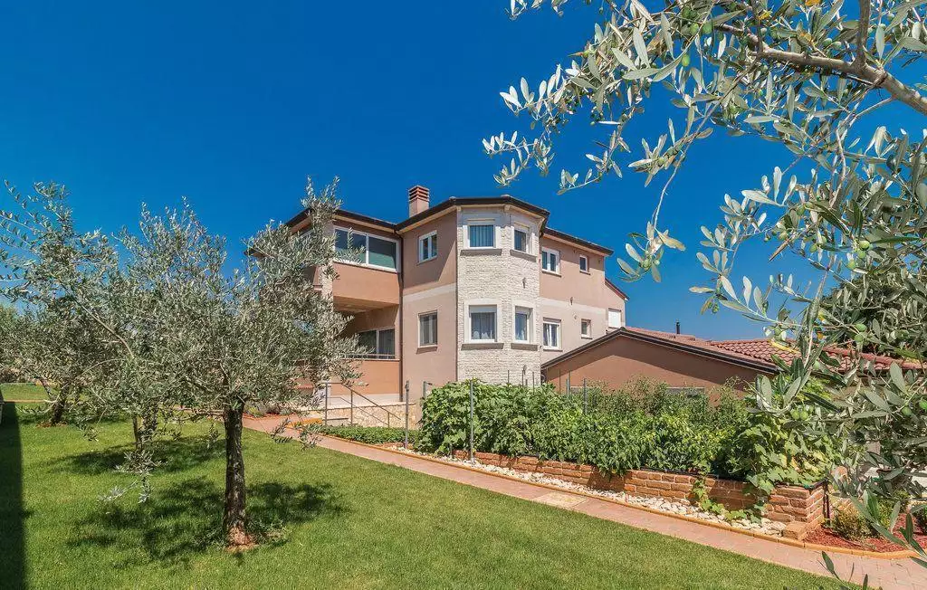 Hotels 600m² in Croatia, Valtura. Priced at 1300000€ rent photo-11