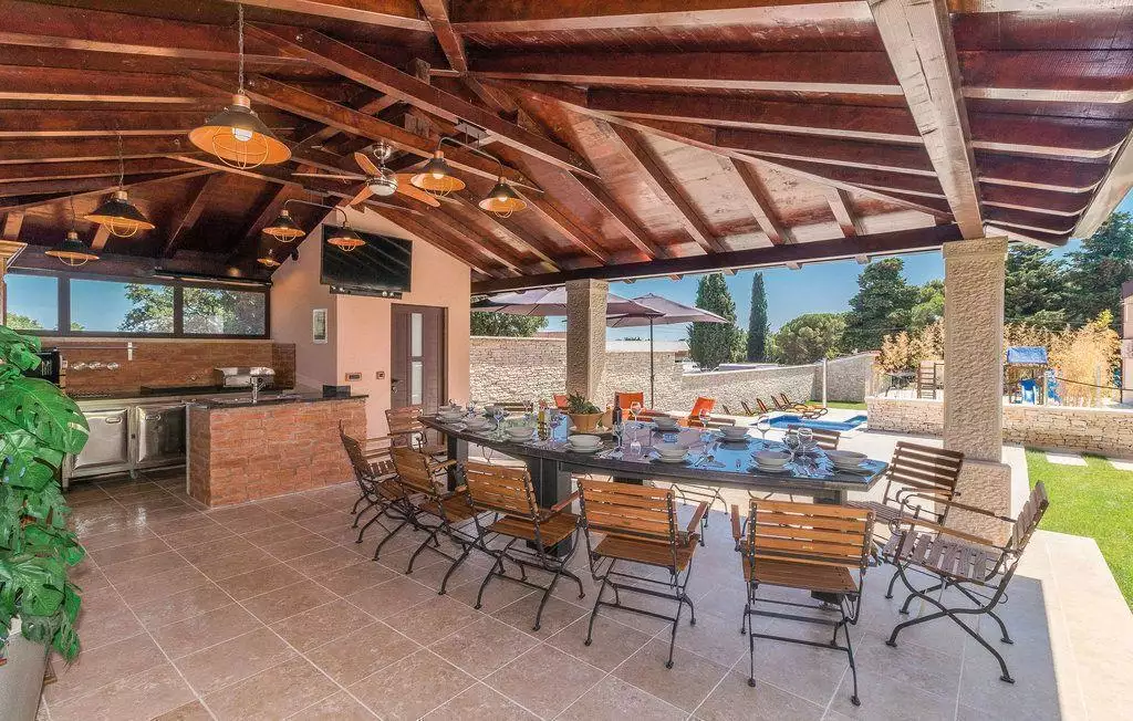 Hotels 600m² in Croatia, Valtura. Priced at 1300000€ rent photo-12