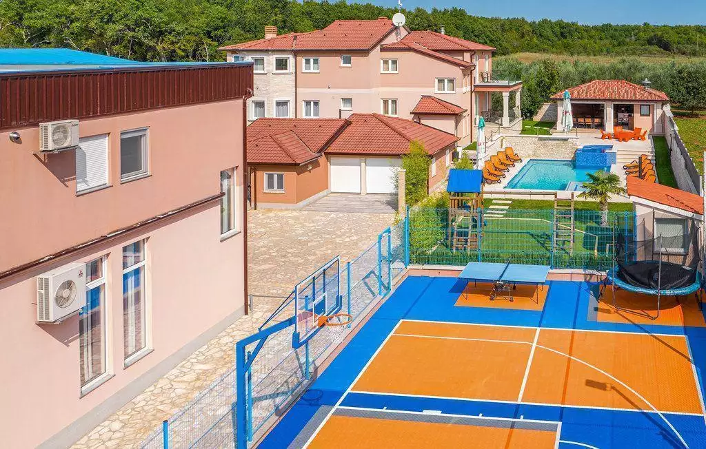 Hotels 600m² in Croatia, Valtura. Priced at 1300000€ rent photo-15