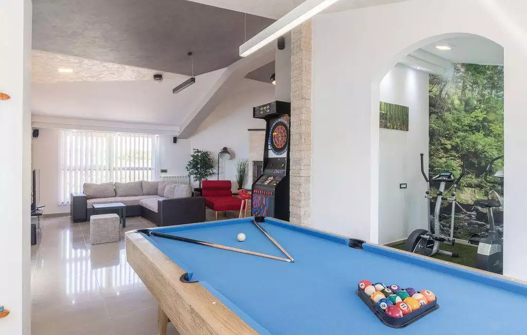 Hotels 600m² in Croatia, Valtura. Priced at 1300000€ rent photo-16