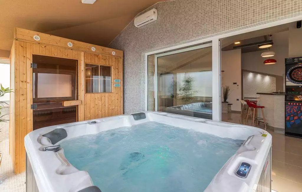 Hotels 600m² in Croatia, Valtura. Priced at 1300000€ rent photo-17