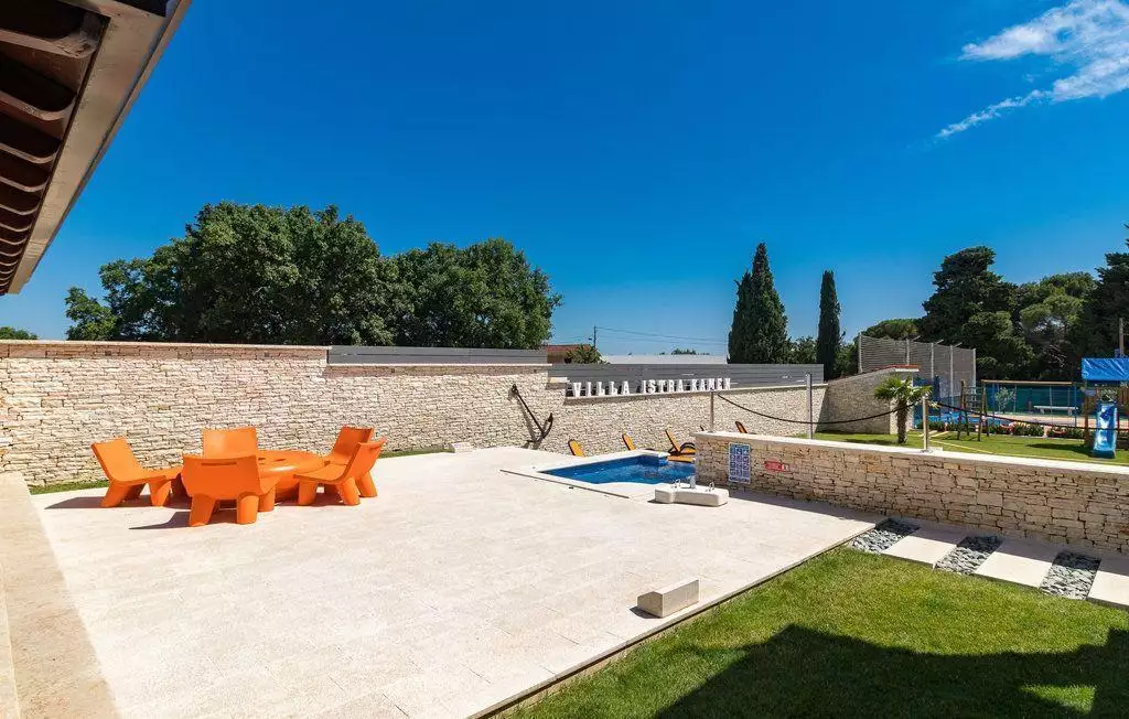 Hotels 600m² in Croatia, Valtura. Priced at 1300000€ rent photo-19
