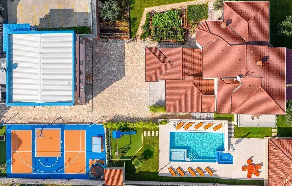 Hotels 600m² in Croatia, Valtura. Priced at 1300000€ rent photo-24