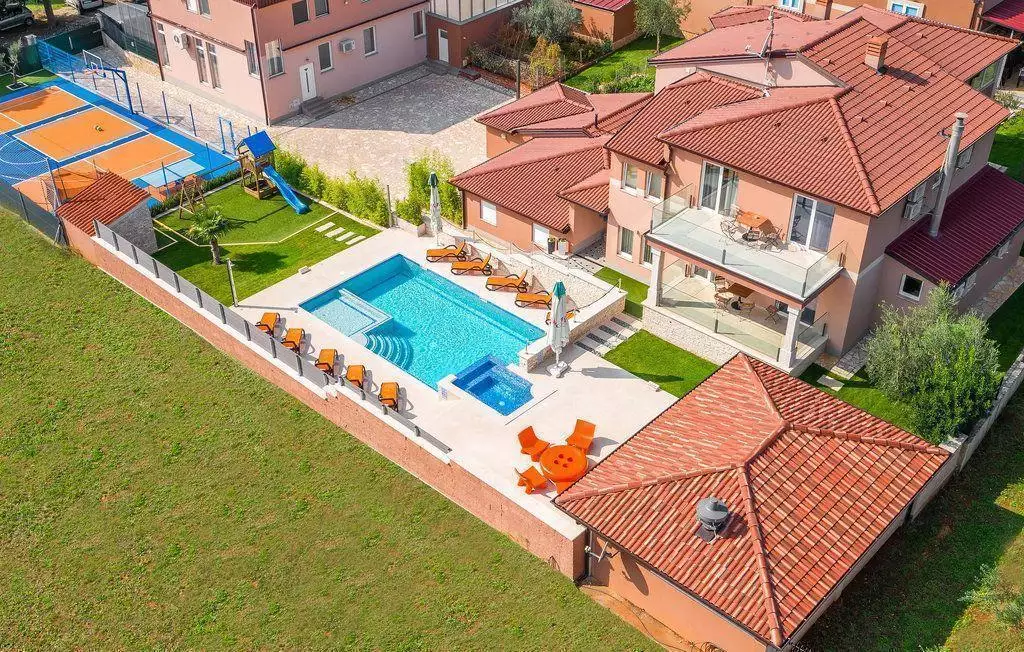 Hotels 600m² in Croatia, Valtura. Priced at 1300000€ rent photo-1