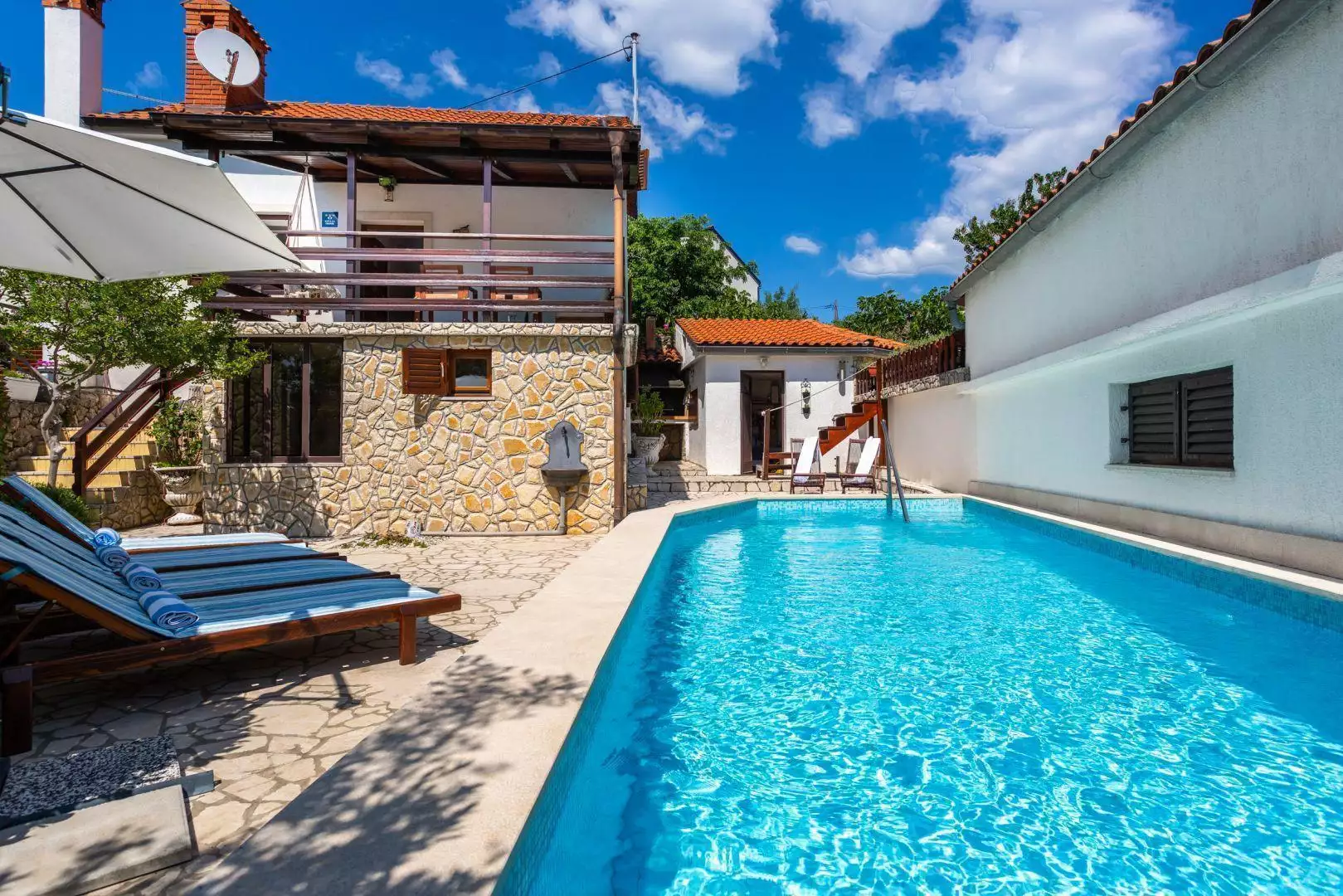 Villa 205m² in Croatia, Vrbnik. Priced at 570000€ rent photo-3