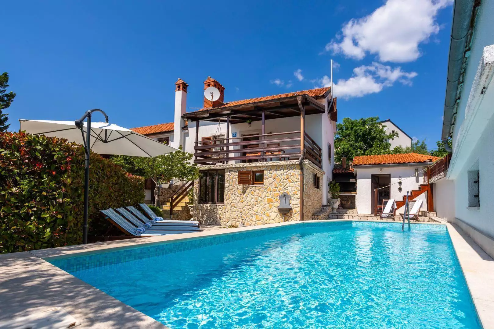 Villa 205m² in Croatia, Vrbnik. Priced at 570000€ rent photo-4