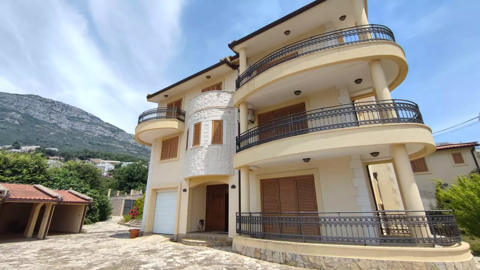 Villa 400m² in Montenegro, Bar. Priced at 1200000€ rent photo-3