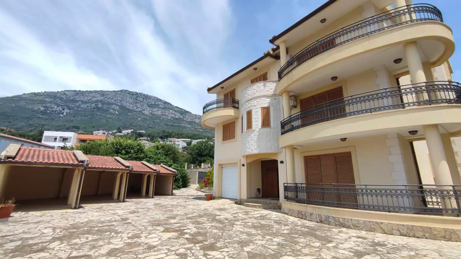 Villa 400m² in Montenegro, Bar. Priced at 1200000€ rent photo-4