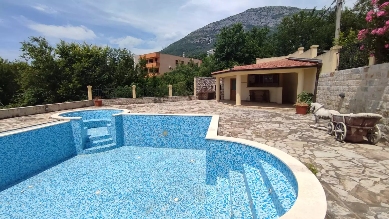 Villa 400m² in Montenegro, Bar. Priced at 1200000€ rent photo-13