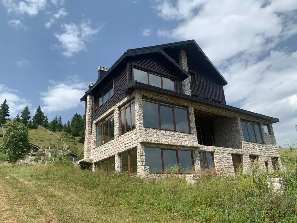 Villa 920m² in Montenegro, Zabljak. Priced at 980000€ rent photo-6