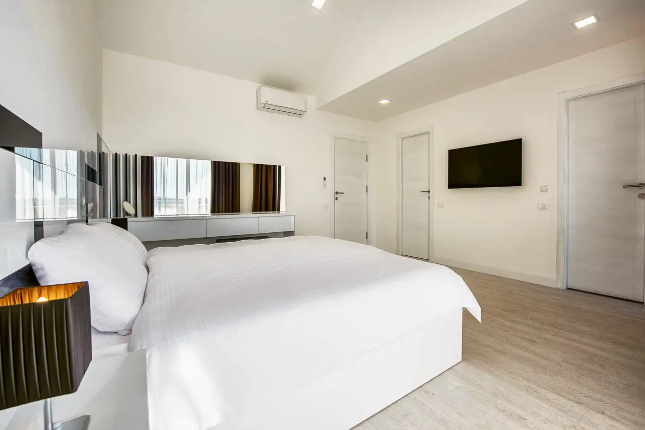 Villa 180m² in Montenegro, Tivat. Priced at 550000€ rent photo-25