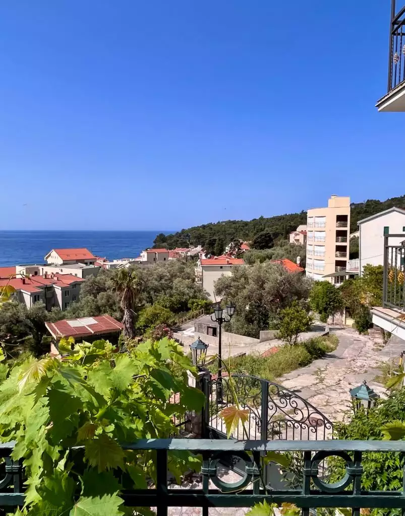 House 260m² in Montenegro, Petrovac. Priced at 420000€ rent photo-3