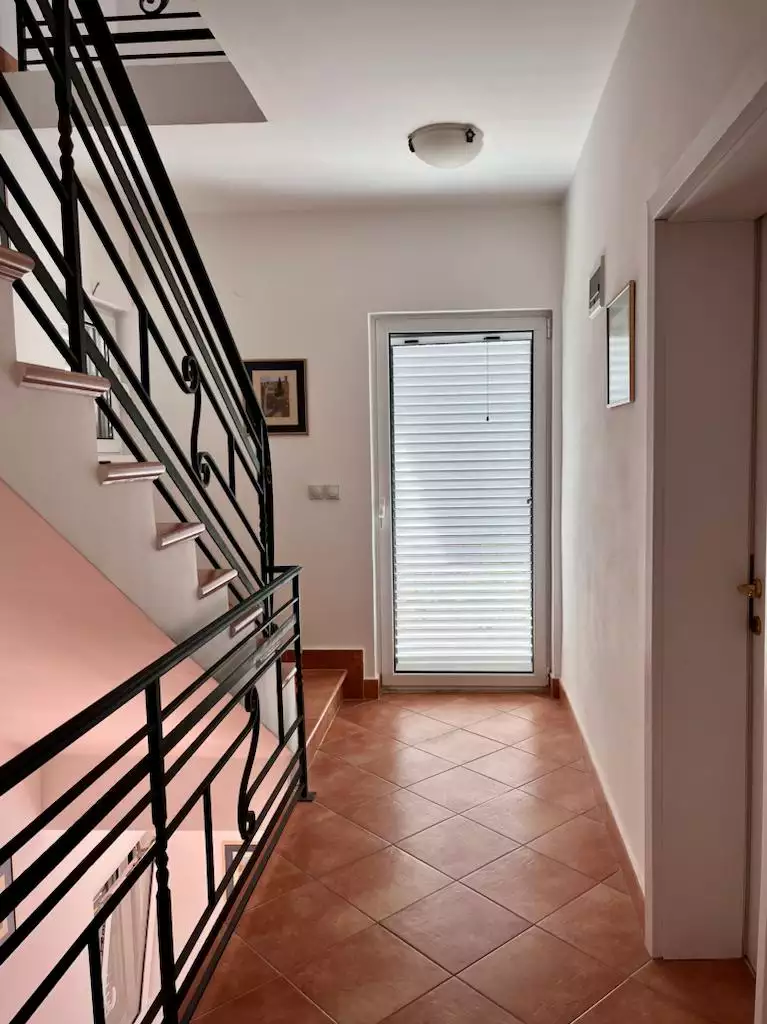 House 260m² in Montenegro, Petrovac. Priced at 420000€ rent photo-4