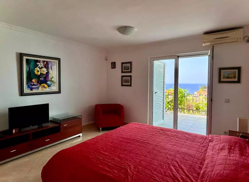 House 260m² in Montenegro, Petrovac. Priced at 420000€ rent photo-5