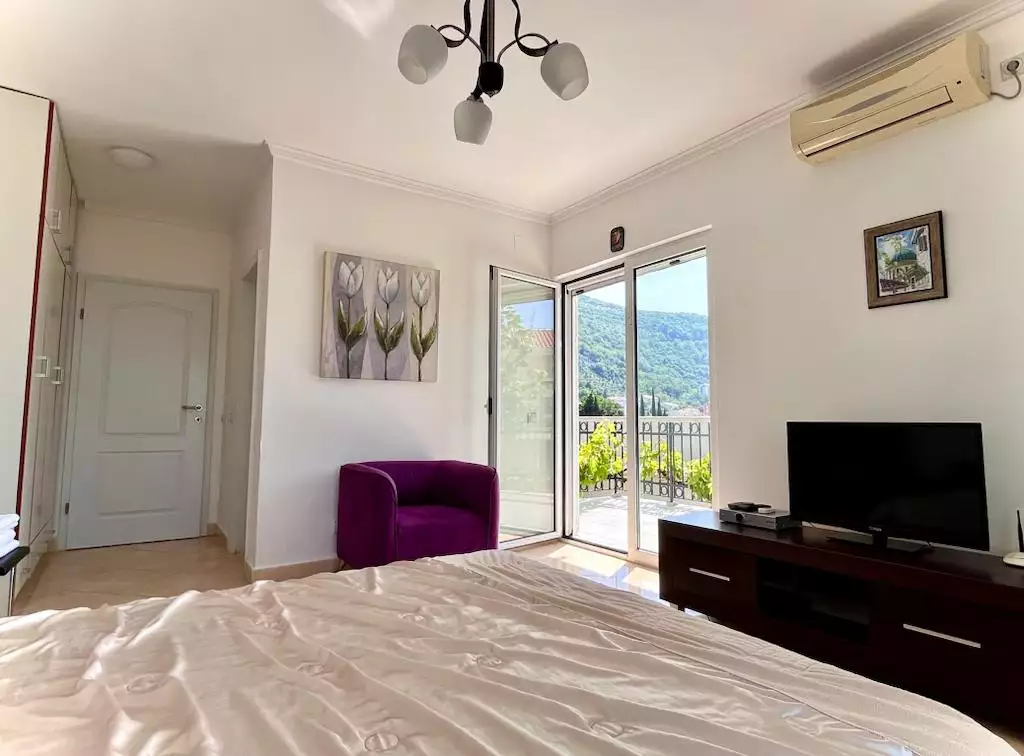 House 260m² in Montenegro, Petrovac. Priced at 420000€ rent photo-8