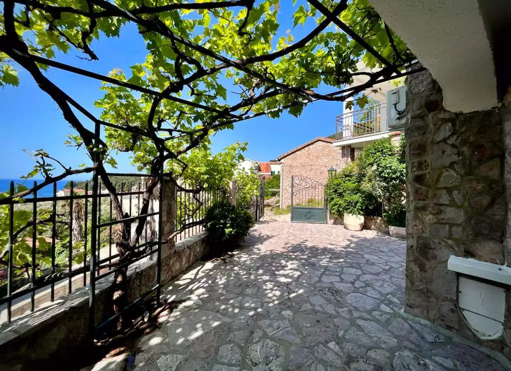 House 260m² in Montenegro, Petrovac. Priced at 420000€ rent photo-17
