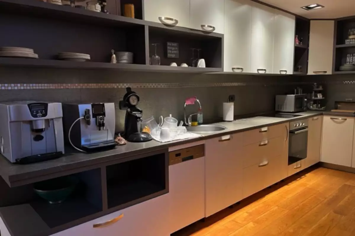 Flat 230m² in Montenegro, Rafailovici. Priced at 650000€ rent photo-7