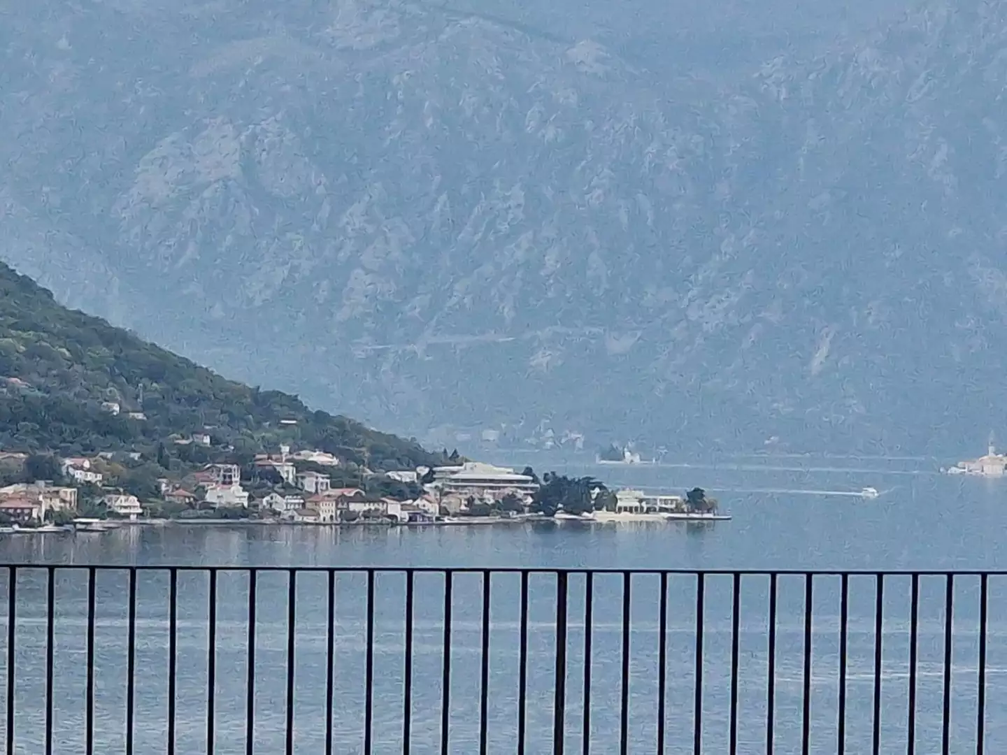 Cottage 403m² in Montenegro, Dobrota. Priced at 630000€ rent photo-1