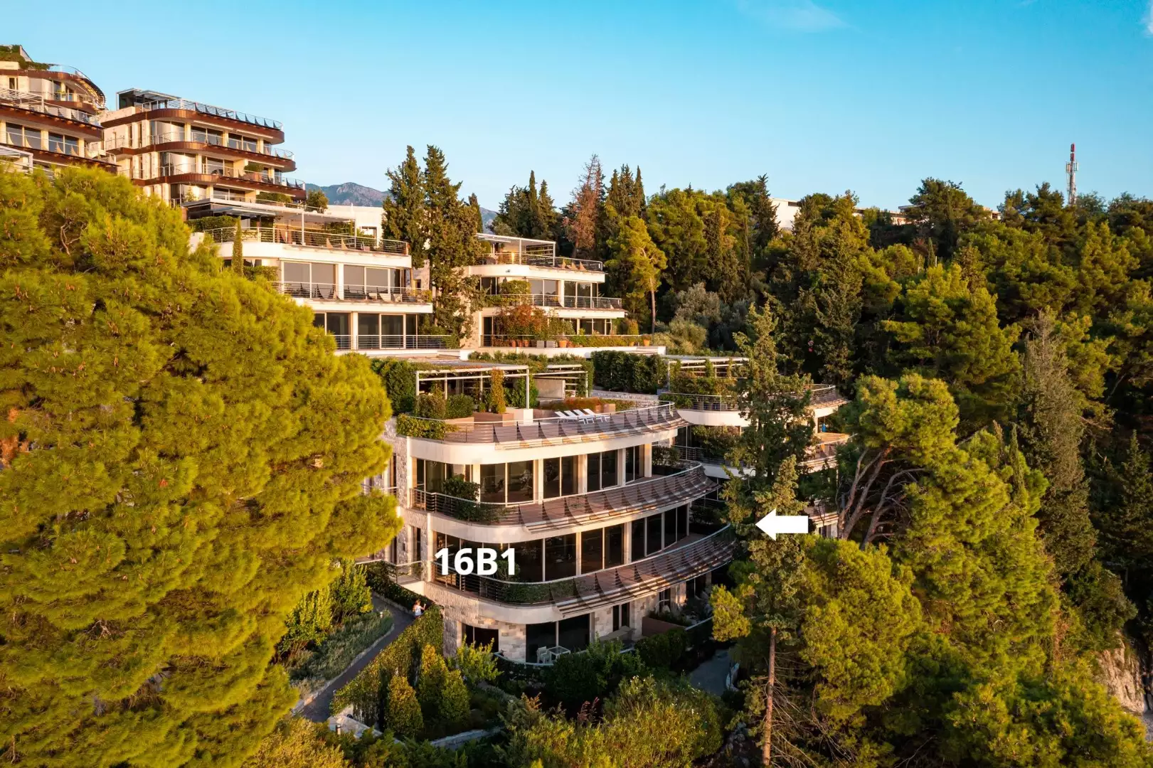 Cottage 347m² in Montenegro, Becici. Priced at 3500000€ rent photo-1