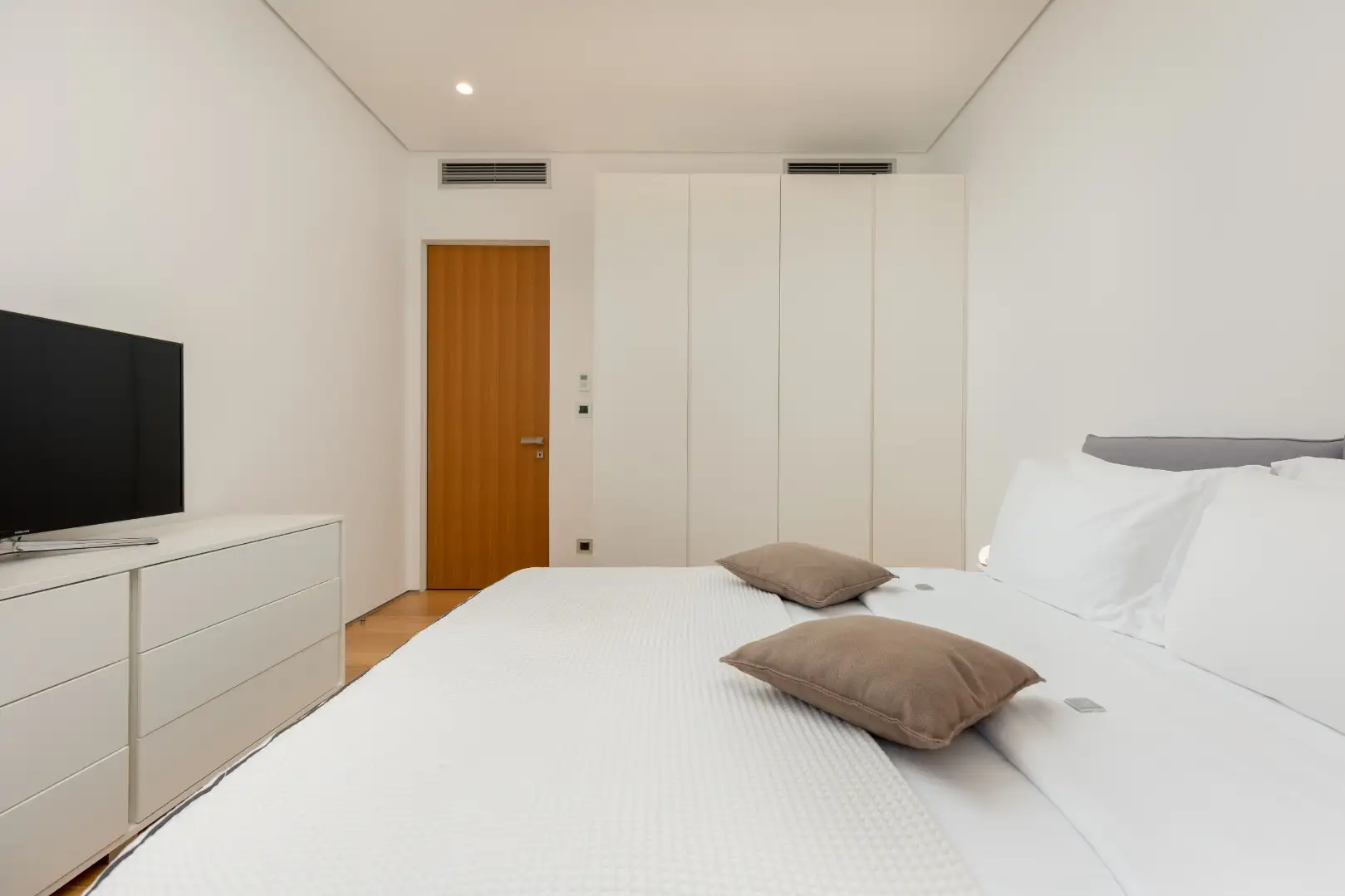 Cottage 457m² in Montenegro, Becici. Priced at 2500000€ rent photo-8