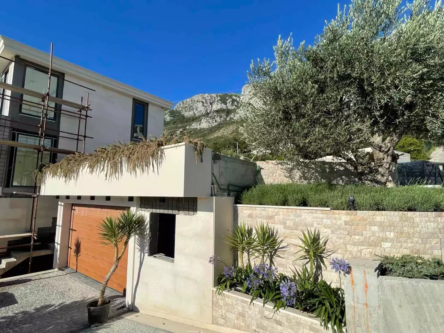 Villa 400m² in Montenegro, Sveti Stefan. Priced at 2000000€ rent photo-11