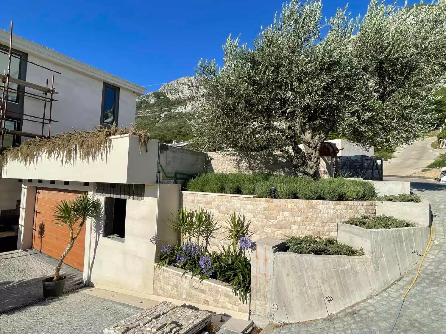 Villa 400m² in Montenegro, Sveti Stefan. Priced at 2000000€ rent photo-12
