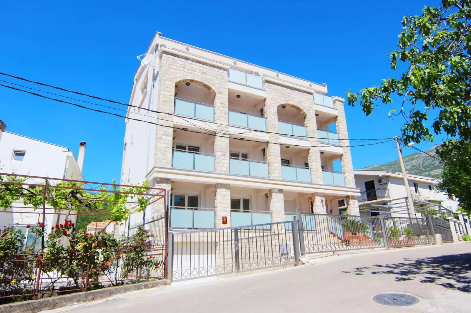 Hotels 224m² in Montenegro, Becici. Priced at 2000000€ rent photo-17