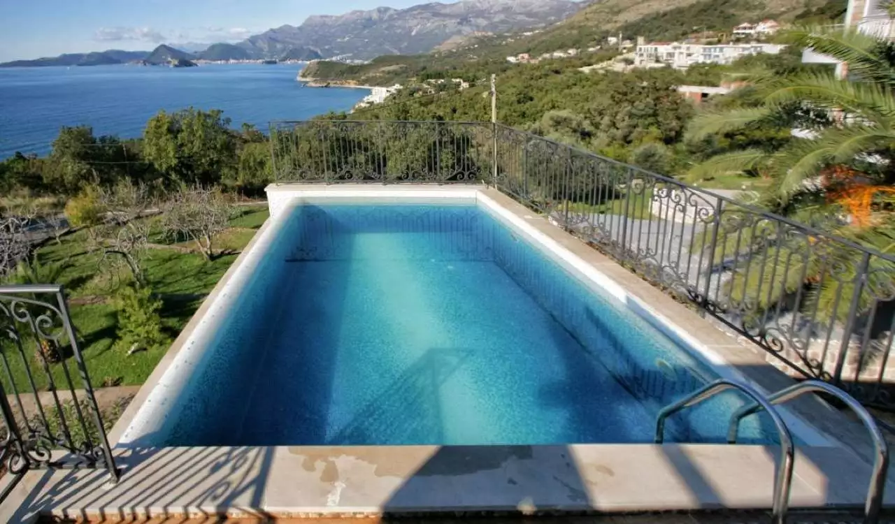 Villa 350m² in Montenegro, Rezevici. Priced at 780000€ rent photo-1
