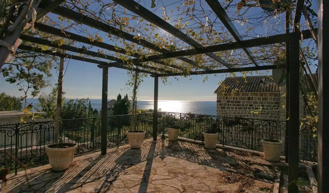Villa 350m² in Montenegro, Rezevici. Priced at 780000€ rent photo-9