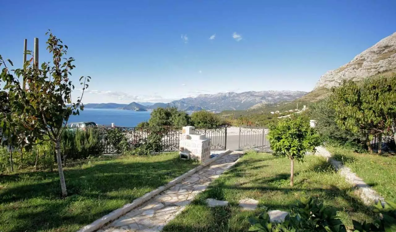 Villa 350m² in Montenegro, Rezevici. Priced at 780000€ rent photo-10
