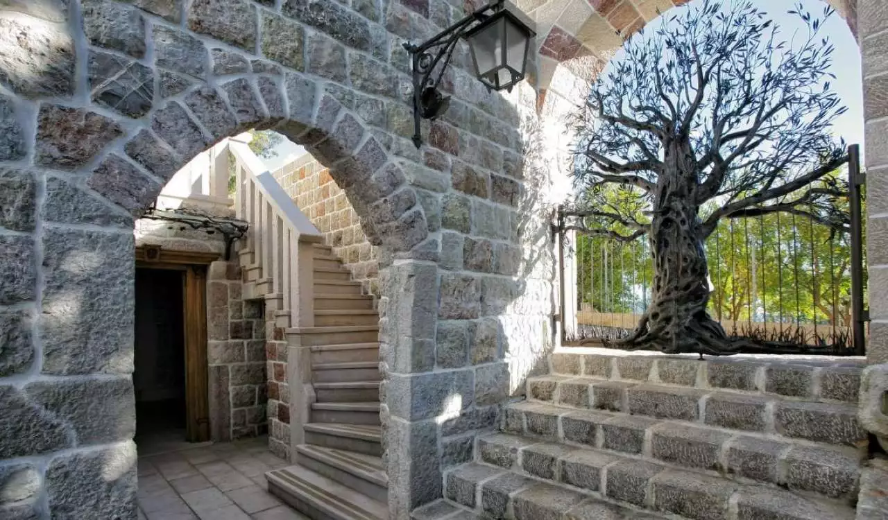Villa 350m² in Montenegro, Rezevici. Priced at 780000€ rent photo-15