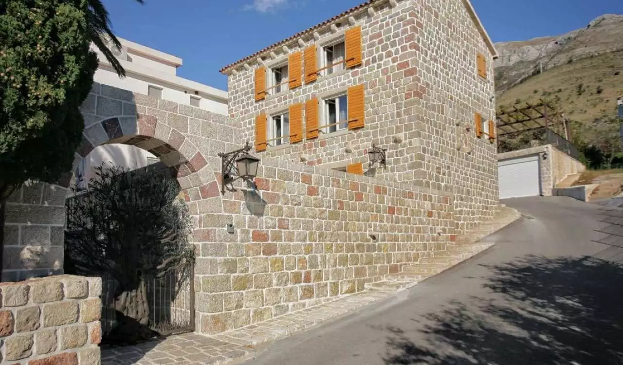 Villa 350m² in Montenegro, Rezevici. Priced at 780000€ rent photo-16