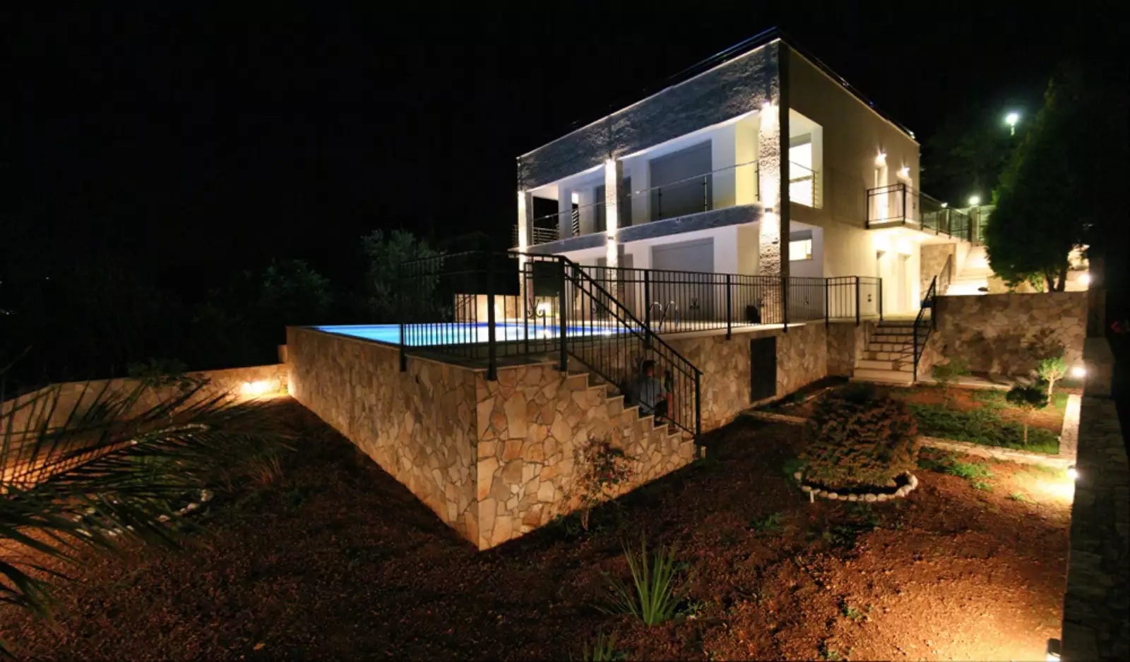 Villa 267m² in Montenegro, Kumbor. Priced at 750000€ rent photo-3
