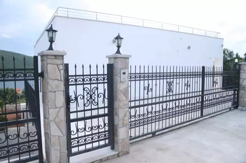 Villa 267m² in Montenegro, Kumbor. Priced at 750000€ rent photo-7