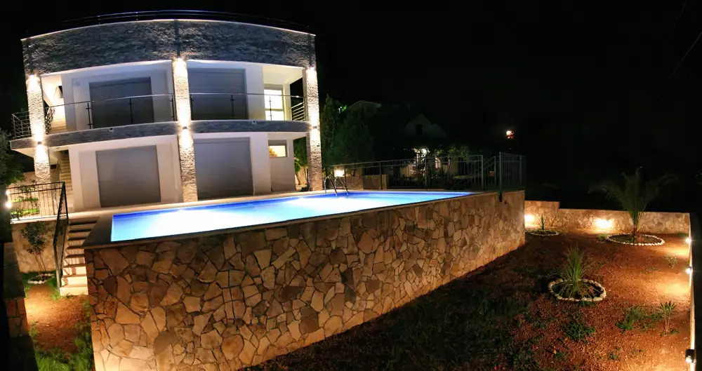 Villa 267m² in Montenegro, Kumbor. Priced at 750000€ rent photo-9