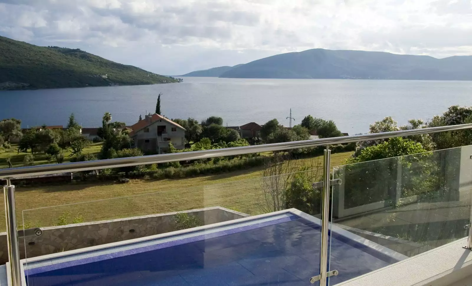 Villa 267m² in Montenegro, Kumbor. Priced at 750000€ rent photo-13