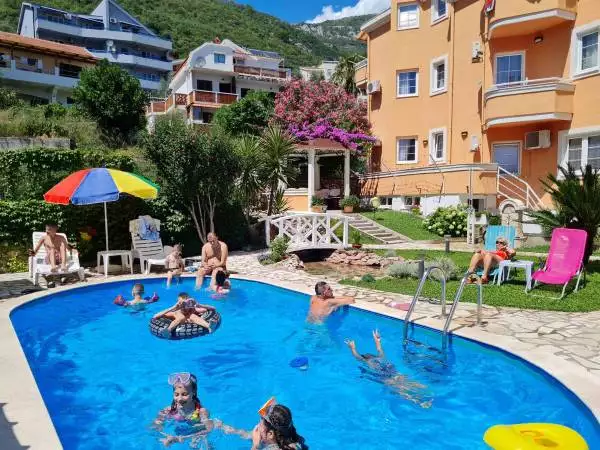 Hotels 600m² in Montenegro, Petrovac. Priced at 1650000€ rent photo-1