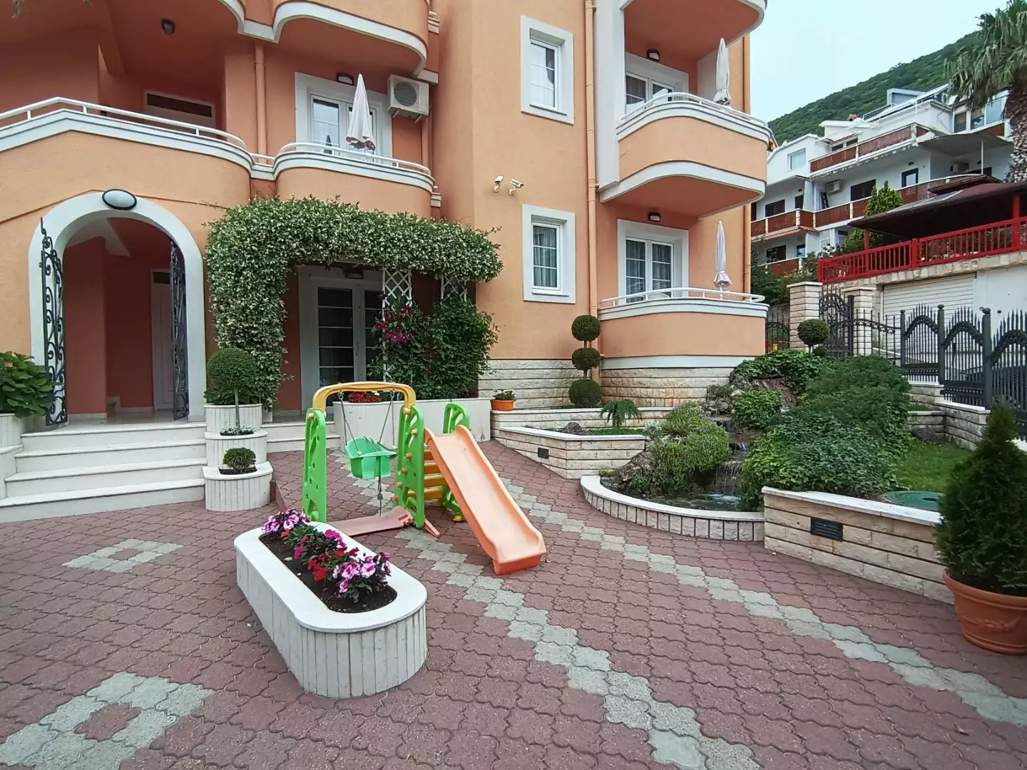 Hotels 600m² in Montenegro, Petrovac. Priced at 1650000€ rent photo-2