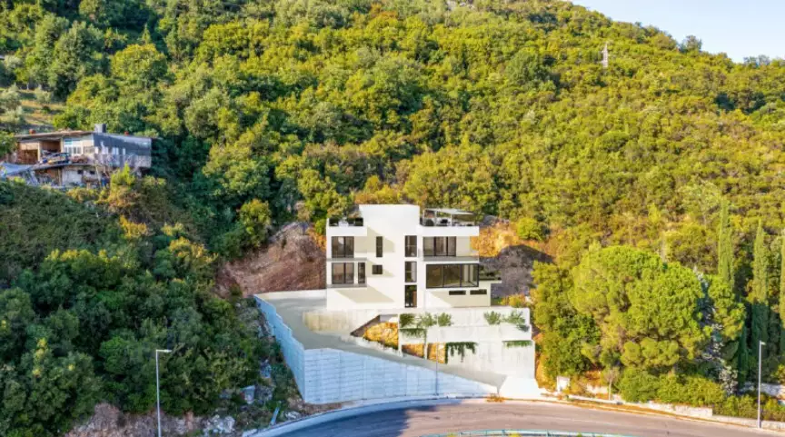 Villa 600m² in Montenegro, Herceg Novi. Priced at 630000€ rent photo-4
