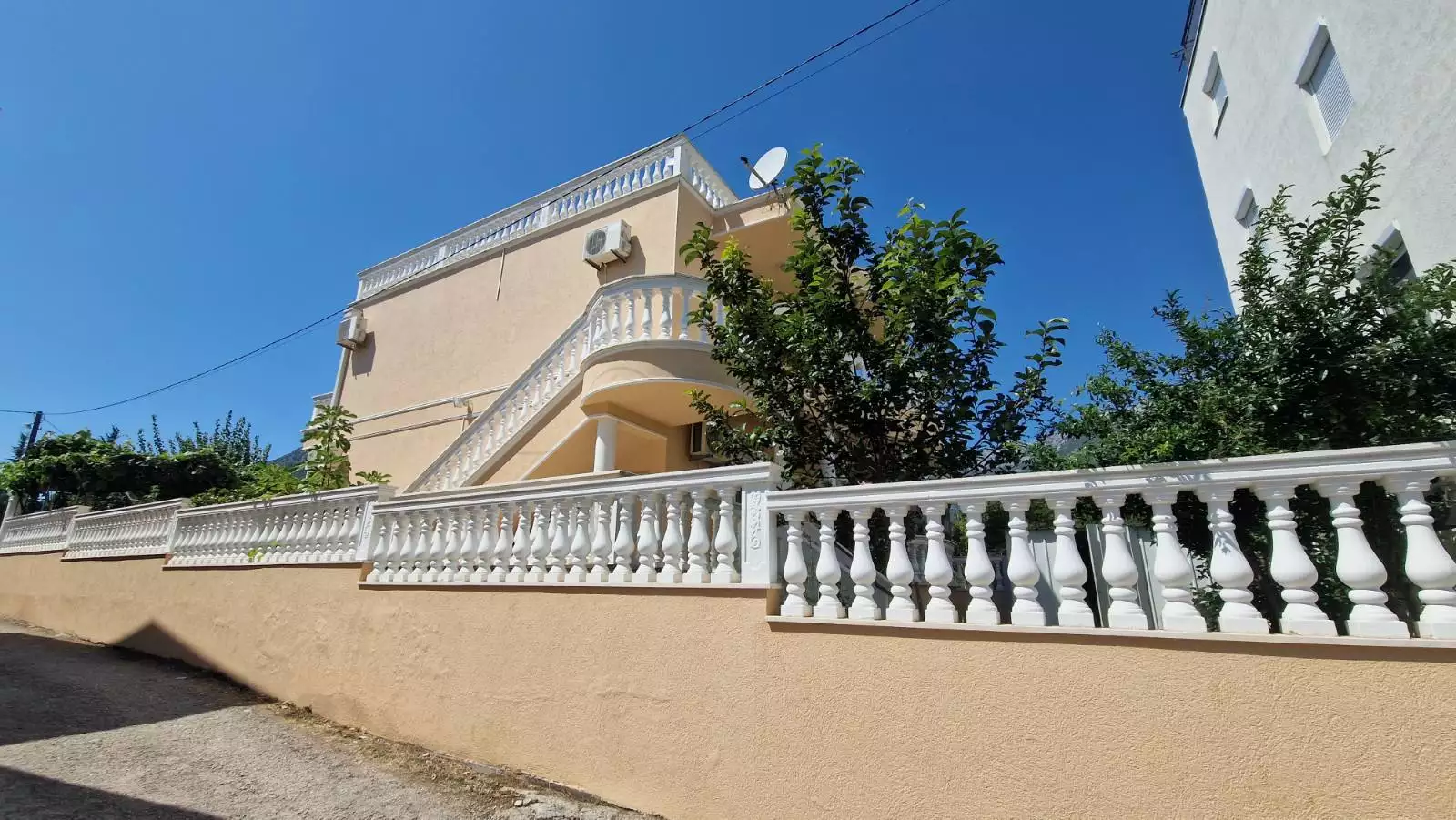 Villa 194m² in Montenegro, Sutomore. Priced at 399000€ rent photo-1