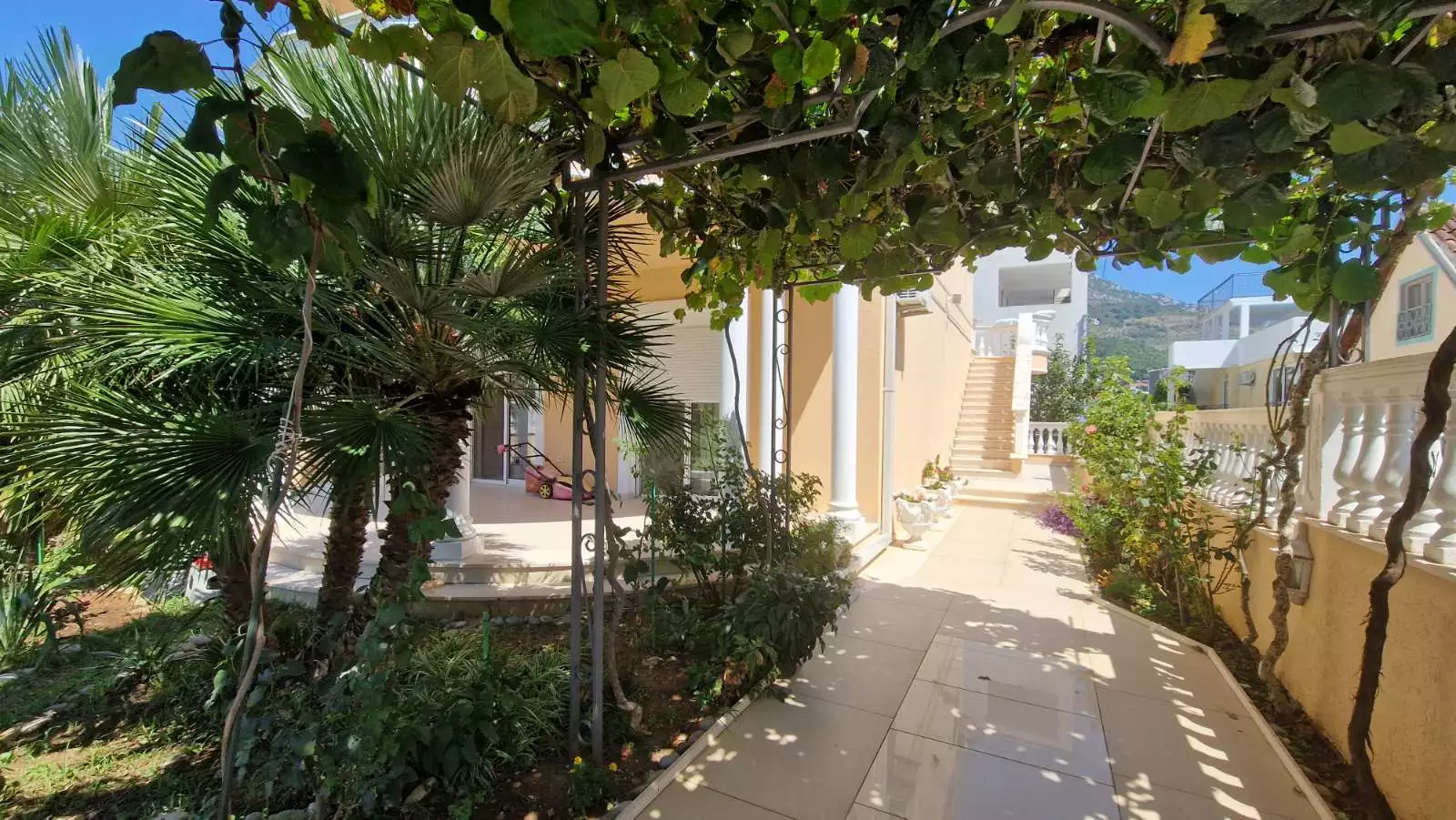 Villa 194m² in Montenegro, Sutomore. Priced at 399000€ rent photo-3