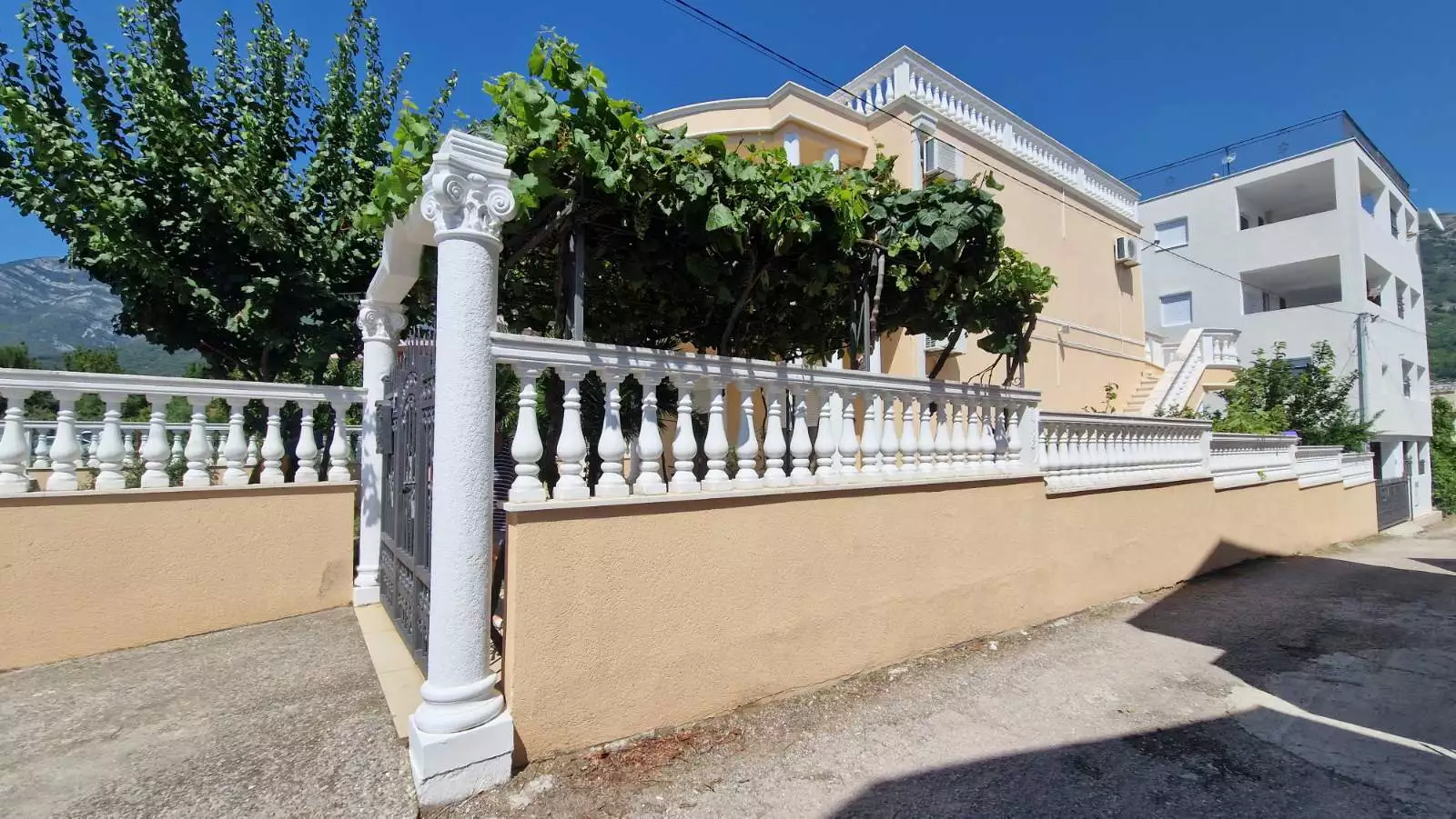 Villa 194m² in Montenegro, Sutomore. Priced at 399000€ rent photo-5