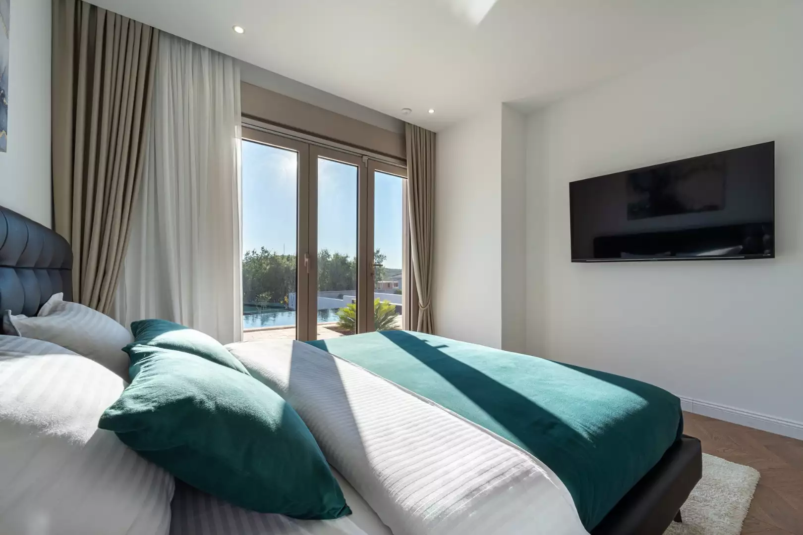 Villa 290m² in Montenegro, Krimovica. Priced at 649000€ rent photo-14