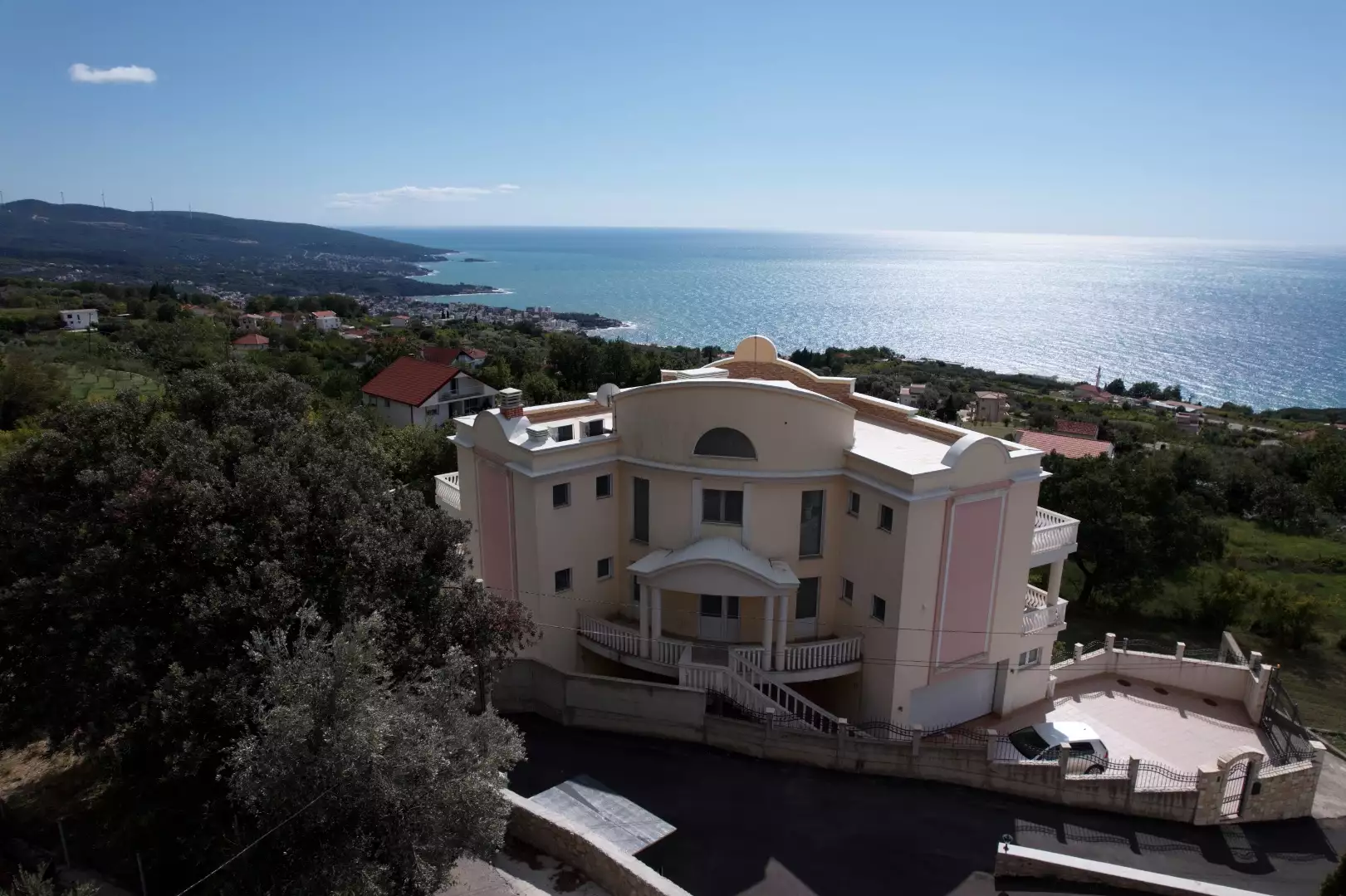 Villa 859m² in Montenegro, Dobra Voda. Priced at 750000€ rent photo-1