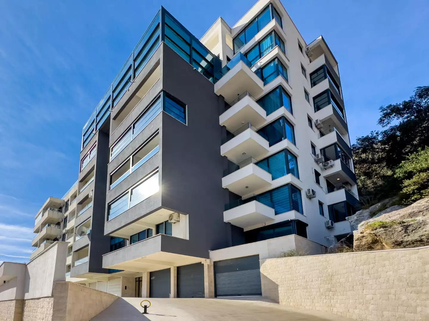 Flat 300m² in Montenegro, Becici. Priced at 830000€ rent photo-38