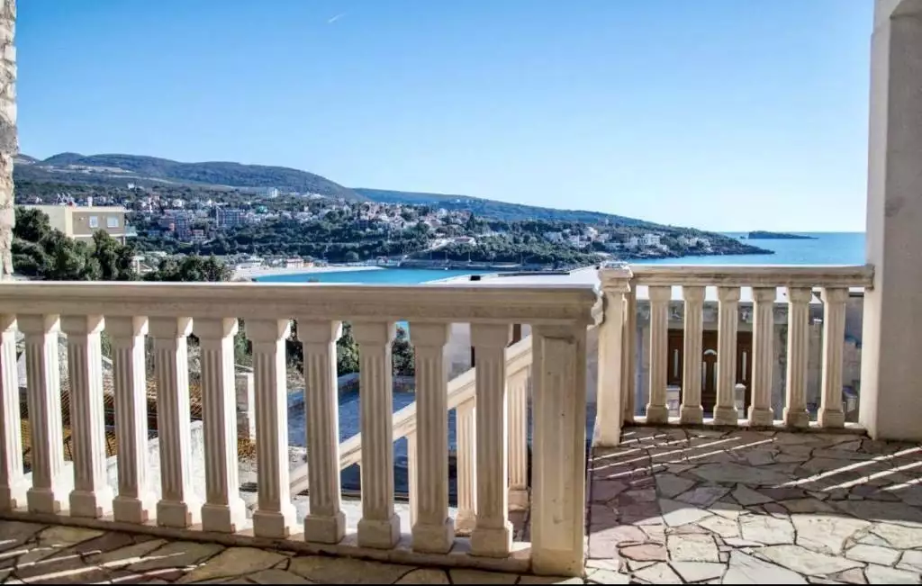 Townhouse 164m² in Montenegro, Utjeha. Priced at 375000€ rent photo-1