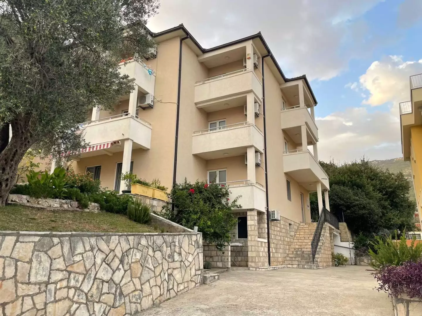 Hotels 664m² in Montenegro, Bularica. Priced at 2100000€ rent photo-7
