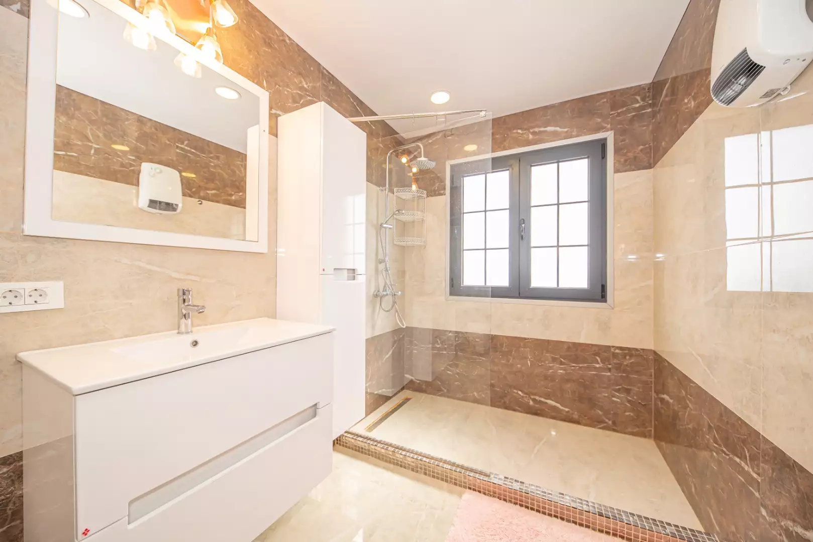 House 250m² in Montenegro, Sutomore. Priced at 345000€ rent photo-57
