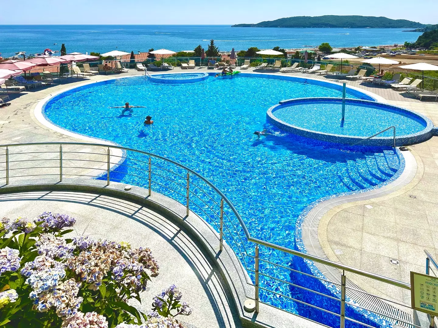 Flat 95m² in Montenegro, Becici. Priced at 385000€ rent photo-1