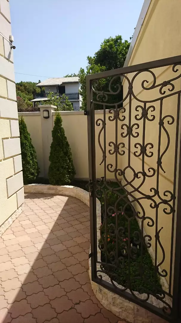 Villa 330m² in Montenegro, Utjeha. Priced at 880000€ rent photo-37